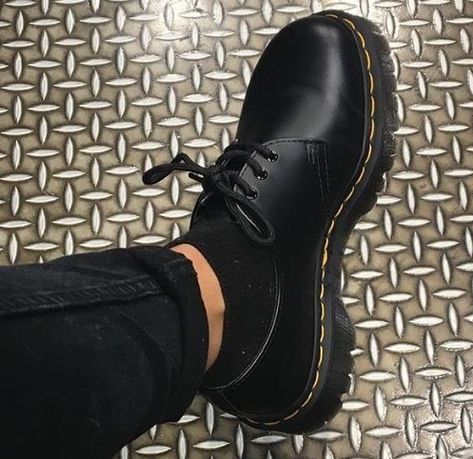 Doctor Martens Aesthetic, Dr Martin Shoes, Dr Martins Outfits, 1461 Dr Martens, Styling Dr Martens, Dr Martens Style, Mens Dress Outfits, Martens Style, Oxford Shoes Outfit