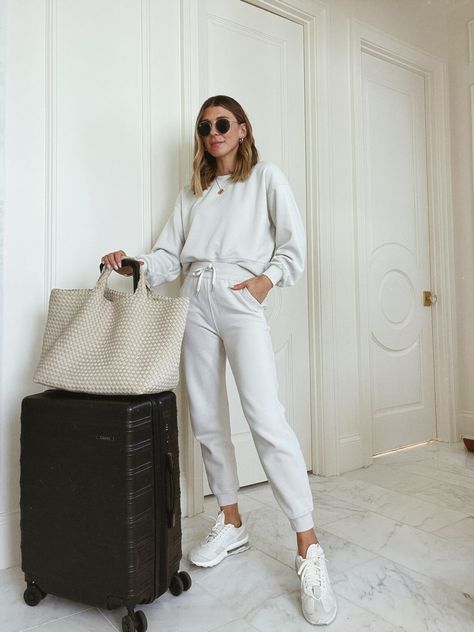 Lululemon Travel Outfit, London Travel Outfit, Tracksuit Outfit Women, Europe Autumn, Madrid Outfits, Flight Outfit, Cute Travel Outfits, Comfy Travel Outfit, Cella Jane