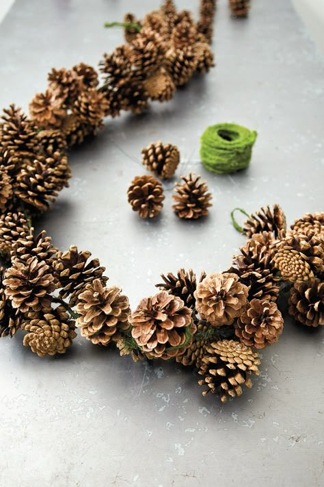 DIY Pinecone garland-I love this, I will use Twine and floral wire to wrap the pine cone and attach.  Wrap wire around the bottom in the wrungs. Making Garland, Natal Natural, Christmas Neutral, Navidad Natural, Santa Ideas, Pinecone Garland, Fall Centerpieces, Diy Christmas Garland, Diy Pinecone