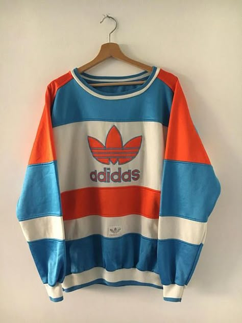 Who doesn't like A vintage Adidas CrewNeck Sweater ! ADIDAS WAS THE HOTTEST BRAND IN THE 80S, EVERYBODY WAS ROCKIN ADIDAS. SPORT THIS WITH SOME JEANS AND ADIDAS SUPERSTAR SNEAKERS; THERE YOU GO WITH "MY ADIDAS" !!   TAG: #ADIDAS, #ADIDAS_CREWNECK, #ADIDAS_SNEAKERS, #ADIDAS_HOODY, #ADIDAS_JUMPSUIT Adidas Sweater, 90s Sweatshirt, Pullover Outfit, Fashion 90s, Adidas Vintage, Striped Sweatshirts, Adidas Outfit, Moda Vintage, Look Vintage