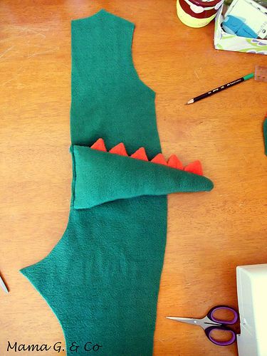 Baby Dinosaur Costume, Costume Chevalier, Costume Dinosaure, Diy Baby Costumes, Dino Costume, Baby Kostüm, Costumes Diy, Costume Tutorial, Diy Kostüm