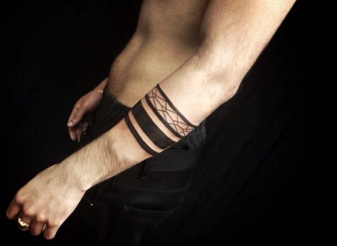 Armband Tattoo Mann Handgelenk Upper Armband Tattoo, Armband Tattoo Mann, Armband Tattoos For Men, Tattoo Band, Armband Tattoos, Forearm Band Tattoos, Armband Tattoo Design, Stylish Tattoo, Tattoos For Women Flowers