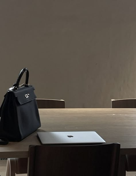 Work Aesthetic Office Dark, Woman In Tech Aesthetic, Minimal Black Aesthetic, Minimal Luxury Aesthetic, Black Classy Aesthetic, Boujee Office, Work Bag Aesthetic, Aspen Leblanc, Empire Of Lust