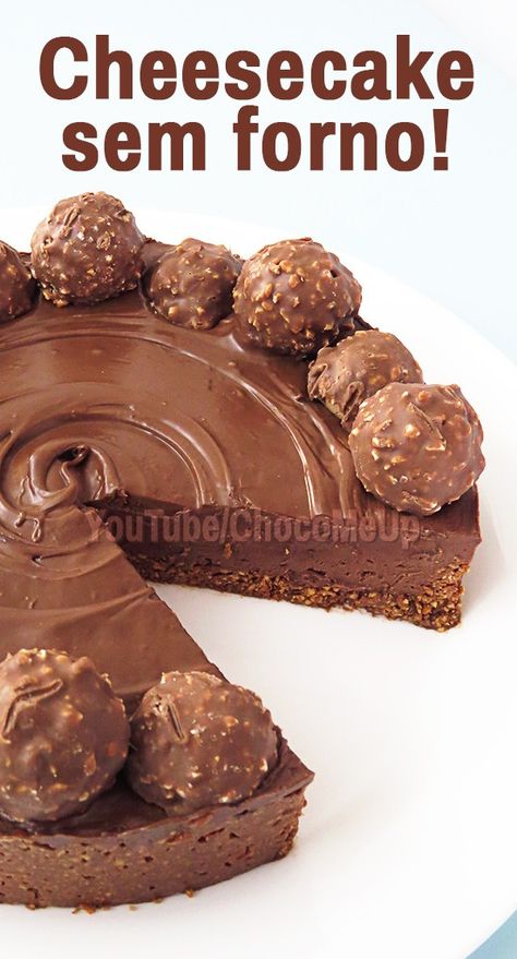 Cheesecake Ferrero Rocher sem forno! Aprenda a fazer essa receita deliciosa que leva uma base crocante feita com chocolate e avelãs, um recheio super cremoso de Nutella e muitos bombons Ferrero Rocher para decorar! Você vai impressionar todo mundo com essa receita maravilhosa! #receita #doce #sobremesa #chocolate #nutella #avelãs Chocolate Nutella, Mini Donuts, Ferrero Rocher, Chocolate Cookie, Fudge, Nutella, Chocolates, Donuts, Cheesecake