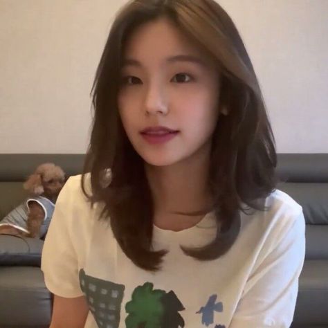 Kpop Short Hair, Hair Style Korea, Layered Haircuts For Medium Hair, Kpop Hair, Hwang Yeji, Female Idols, Shot Hair Styles, Itzy Yeji, Haircuts For Medium Hair