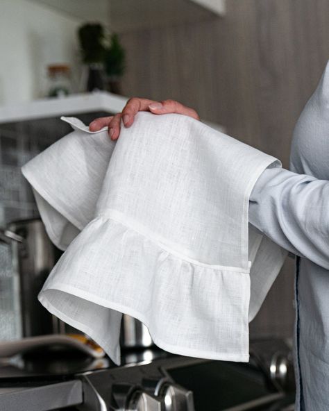 Made from 100% organic linen, our gorgeous tea towels with ruffles are ultra-absorbent and exceptionally durable. Not only do they dry dishes quickly, but they do not leave any residue! *Sold Individually