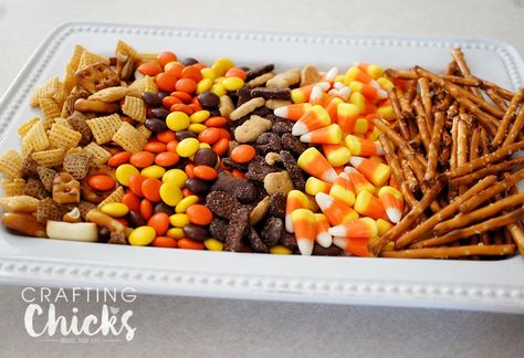 Sugar Cone Cornucopia Treats, Candy Cornucopia, Fun Thanksgiving Snacks, Holiday Kids Snacks, Class Snacks, Teaching Thanksgiving, Preschool Thanksgiving, Popcorn Mix, Thanksgiving Snacks