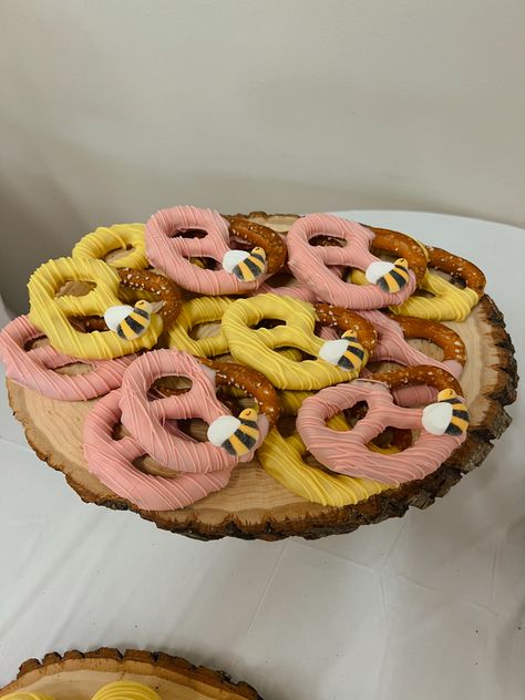 Baby Shower Winney Pooh, Winnie Pooh Desserts, Winnie The Pooh Pretzels, Winnie The Pooh Dessert Ideas, Weenie The Pooh Baby Shower Ideas Girl, Winnie The Pooh Themed Desserts, Winnie The Pooh Sweets, Girly Winnie The Pooh Party, Wennie The Pooh Baby Shower Theme