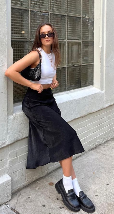 Loafer Midi Skirt Outfit, Black Mid Length Skirt Outfit, Long Black Skirt With Loafers, Loafers With Midi Skirt, Maxi Black Skirt Outfit Summer, Maxi Skirt Loafers, Loafers And Midi Skirt, Maxi Skirt With Loafers, Long Skirt Loafers Outfit