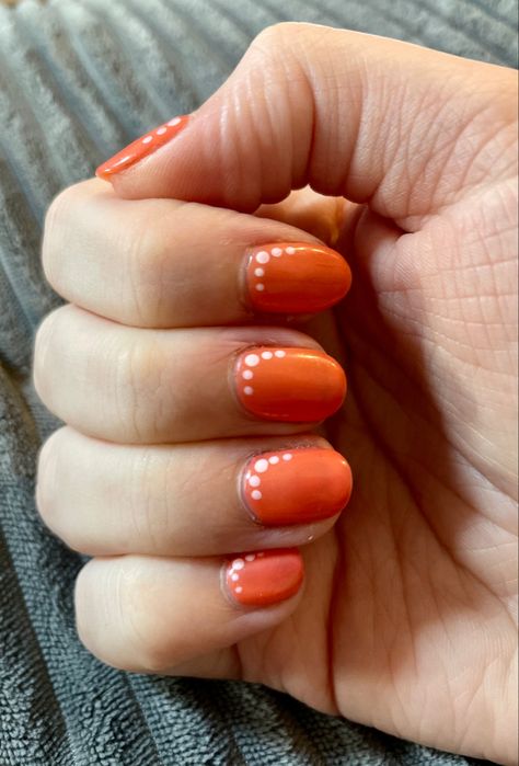 Orange nails inspo white dots polka dots summer spring Orange Dot Nails, Orange Polka Dot Nails, Orange And White Nails, Orange Toe Nails, Dotted Nails, Vacation 2024, Tn Vols, New Nail Art Design, Orange Dots