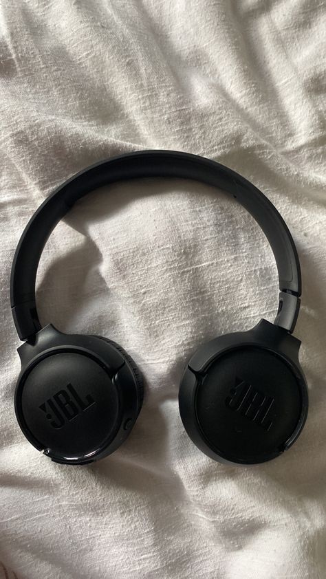 Jbl Black Headphones, Black Jbl Headphones Aesthetic, Headphones Jbl, Pinterest Vision Board, Iphone Headphones, Jbl Headphones, Open Back Headphones, Cute Headphones, Not Aesthetic