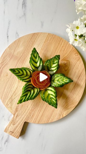 Weenussanun Homhuan on Instagram: "How to make Cucumber Leaf 🥒 Save this for later & share with friends 💚 If you are wondering how to make the Carrot Rose please check out my other reel to see how to mak it🥕 LINK IN MY BIO to shop the peeler and the knife 🤍 Wishing you a wonderful and peaceful week ✨ @inspo_by_rio_ 💕 Repost from last year 🌿 . #cucumber #veggiecarvings #fooddecoration #foodart #foodinspiration #foodstyling #foodcarving #videohacks" Cucumber On Charcuterie Board, Cucumber Roses How To Make, Cucumber Decoration, Cucumber Art, Cucumber Rose, Charcuterie Business, Cucumber Flower, Salad Decoration, Toast Toppers