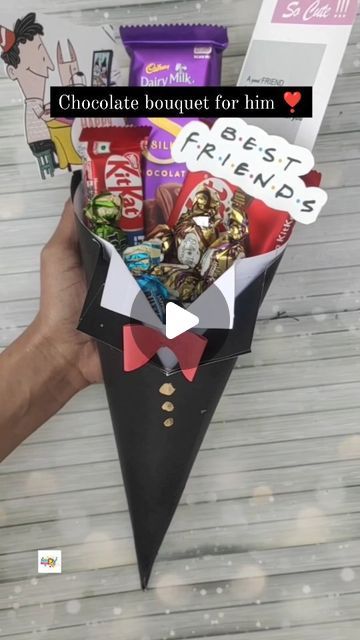 Bouquet Of Snacks Gift Ideas, Bouquet Of Chocolates Gift Ideas, Chocolate Bouquet Diy Tutorials, Chocolate Bouquet Ideas Creative, Small Chocolate Bouquet, Physics Projects, Gift Wrapping Tutorial, Snack Wrap, Chocolate Bouquet Diy