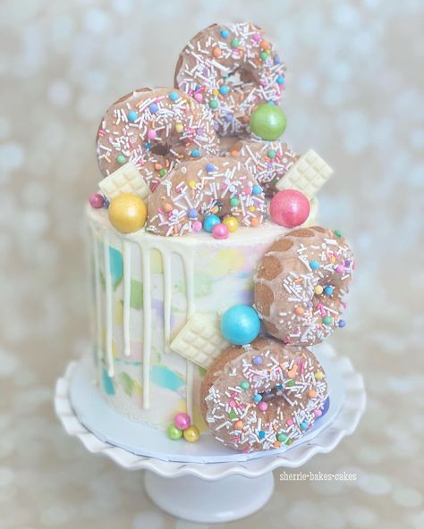 Cake Decorated With Donuts On Top, Cakes With Donuts On Top, Donut Decorated Cake, Donut Cakepops, Donut Baby Shower Ideas, Donut Torte, Donut Theme Cake, Donut Cake Birthday, Giant Donut Cake