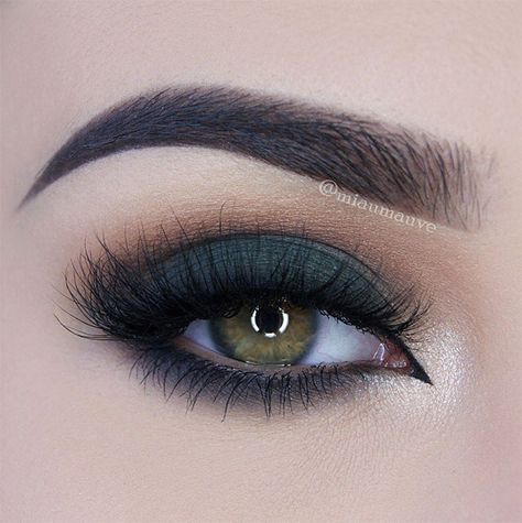 LOVE this deep green smokey eye! ~  we ❤ this! moncheribridals.com Smokey Eyes Tutorial, Eye Makeup Eyeliner, Make Up Designs, Green Smokey Eye, Smokey Eyeshadow, Smokey Eye Tutorial, Smoky Eyes, Beauty Make-up, Eye Tutorial