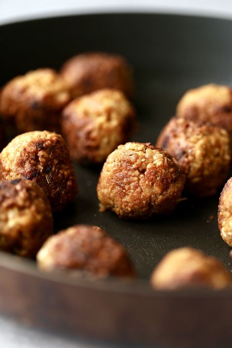 Vegan Tempeh Meatballs - The Conscientious Eater Tempeh Meatballs, Teriyaki Tempeh, Flavorful Meatballs, Vegan Meatballs Recipe, Vegan Tempeh, Meatless Burgers, Meatball Dishes, Vegetarian Meatballs, Savory Meatballs