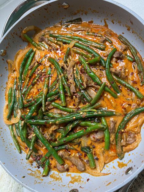 Easy Weeknight Red Curry Beef with Green Beans Thai Green Beans Recipe, Beef With Green Beans, Thai Green Beans, Thai Red Curry Beef, Coconut Red Curry, Green Bean Curry, Thai Basil Beef, Curry Beef, Thai Beef