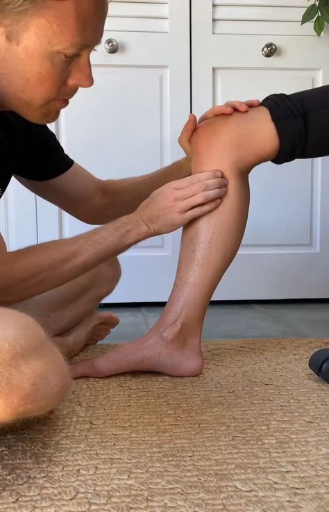 Back Pain Breakthrough on Instagram: “💥𝐒𝐡𝐢𝐧 𝐒𝐩𝐥𝐢𝐧𝐭𝐬 𝐌𝐨𝐛𝐢𝐥𝐢𝐳𝐚𝐭𝐢𝐨𝐧💥 🧠Pain in the muscles along the medial tibial border can occur with posterior shin splints, calf strains,…” Posterior Shin Splints, Tibialis Posterior, Calf Strain, Shin Splints, Foot Health, Lower Leg, Stay Fit, Back Pain, Fitness Tips