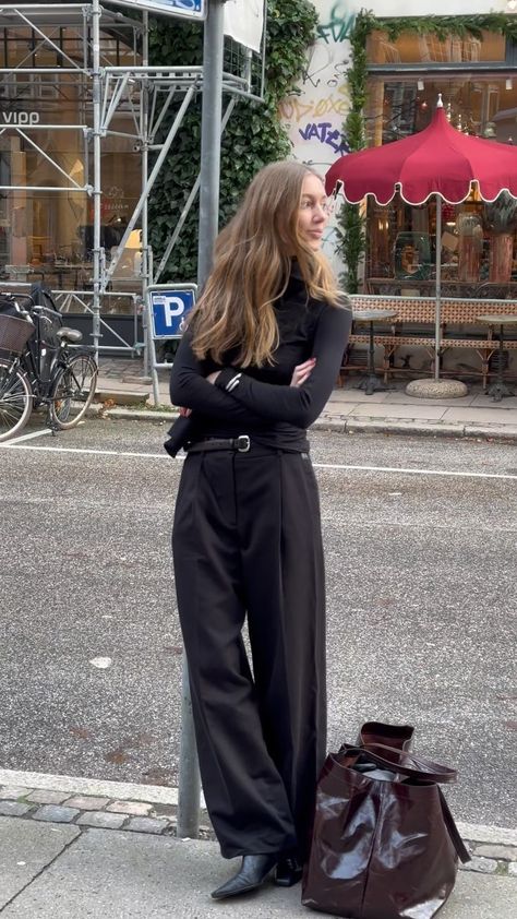 Amalie Moosgaard Nielsen (@amaliemoosgaard) • Instagram-foto's en -video's Munich Style Outfit, Amalie Moosgaard Style, Amelia Moosgaard, Amelie Moosgaard, Copenhagen November, Moosgaard Sisters, Paris Autumn Outfit, Moosgaard Style, French Chic Outfits