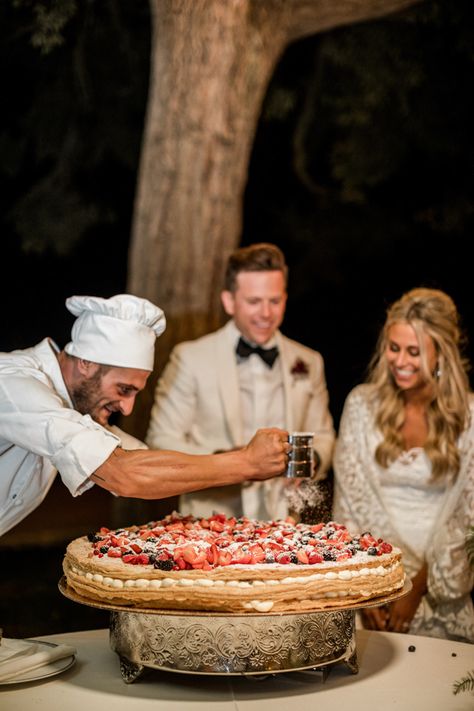 Italian Black Tie Wedding, Black Tie Wedding Italy, Tuscany Wedding Cake, Black Tie Italian Wedding, Wedding Interactive Ideas, Traditional Italian Wedding Cake, Wedding Ideas For Tables, Wedding Tart, Wedding Cake Italian