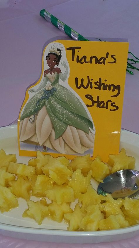 Tiana Food Ideas, Tiana Party Food, Princess Tiana Food Ideas, Princess Tiana Themed Food, Princess Tiana Food, Tiana Birthday Party Food, Tiana Food, Princess And The Frog Party Games, Princess And The Frog Sweet 16 Party Favors