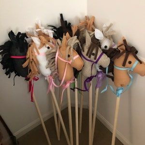 Diy Stick Horse, Pony Party Favors, Horse Party Favors, Kentucky Derby Themed Party, Diy Party Crafts, Stick Horses, Hobby Horses, Horse Party, Western Gifts