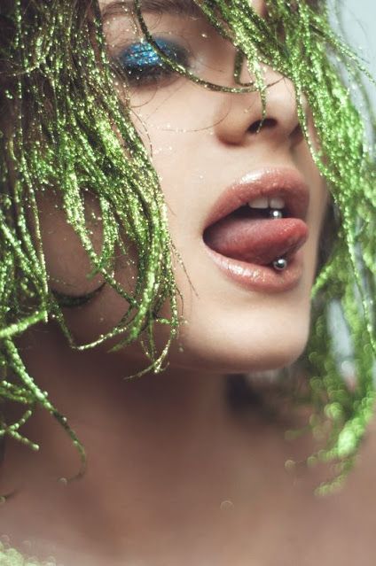 Beauty Texture, Glitter Photography, Glitter Fashion, Glitter Bomb, Glitter Face, The Blonde Salad, Texture Photography, Glitter Hair, Green Beauty