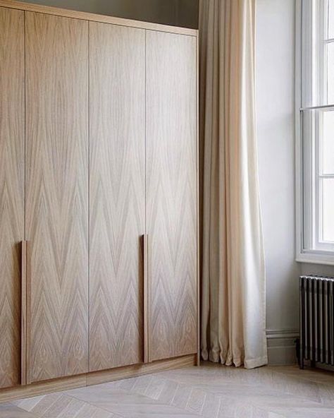 Instagram 上的 The End Grain▪️Bespoke Joinery：「 We just love the herringbone pattern on these veneered doors! we are actually making something similar for a client currently 😍 . . #Repost… 」 Contemporary Wardrobe Design Luxury, Wardrobe Door Handle Design, Wooden Built In Wardrobe, Wooden Laminate Wardrobe Design, Wardrobe Doors Design, Veneer Wardrobe Design Bedroom, Wardrobe Doors Ideas, Wardrobe Joinery, Veneer Wardrobe Design