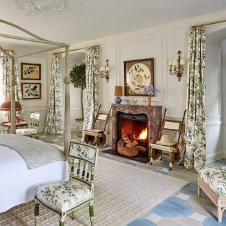 British Elegance with Serena Fresson and Alice Naylor-Leyland - The Glam Pad Bunny Mellon, English Country House Style, Colefax And Fowler, French Country Bedrooms, English Country Style, Gorgeous Bedrooms, Shabby Chic Bedrooms, English Country House, Country Style Homes