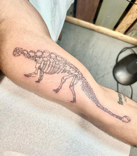 A stunning full dinosaur ankylosaurus bones tattoo! It's a captivating piece of an ancient creature skillfully brought to life in ink by @colleenajsmith! 🦕💀⁠ T Rex Tattoo, Dinosaur Tattoos, Bone Tattoos, Tattoo Magazine, Skeleton Tattoos, R Tattoo, Head Tattoos, Foot Tattoo, Skull Tattoos