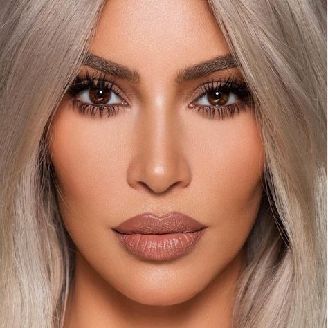 Kim Kardashian Is Launching a KKW Beauty Nude Lipstick and Lip Liner Collection  #nudelips #nudemakeup #nomakeupmakeup Kim K Makeup, Makeup Celebrity, Look Kylie Jenner, Kardashian Makeup, Kim Kardashian Makeup, Kim Kardashian Hair, Kardashian Hair, Kim Kardashian Kanye West, Pretty Makeup Looks