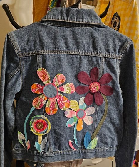 Upcycled Denim Jacket, Diy Denim Jacket, Denim Crafts Diy, Making Fabric Flowers, Embellished Denim Jacket, Upcycle Clothes Diy, Blue Jeans Crafts, Diy Jacket, Repurposed Clothing