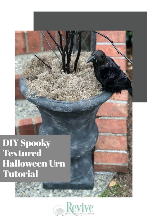 Halloween Urn Planter Ideas, Easy Diy Halloween Decor, Diy Halloween Porch, Diy Witches, Diy Halloween Tree, Diy Planters Pots, Haloween Decor, Outdoor Urns, Easy Diy Halloween Decorations