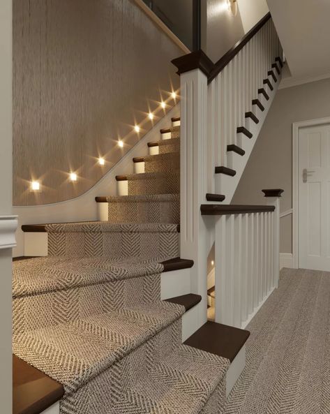 Now it's the turn of the stairs. As you leave the room, you feel the warm and serene essence that the home provides. Creating a special atmosphere with wall lights illuminating the stairs and wallpaper with a shiny fibrous finish, it contrasts with the wooden stair treads, white risers, and grayish cream carpet that lead you to a spacious, simple, and calm landing without breaking the classic modern style of the house. Soon I will show you how the landing/office would look for the design of t... Simple Hallway Decor, Stairs With Lights, Beige Stairs, Staircase Wall Ideas, Landing Office, Stair Carpet Ideas, Staircase Wallpaper, Laminate Stairs, England House