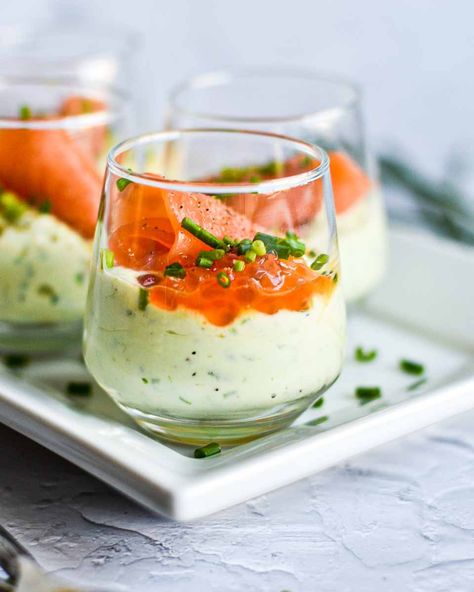 Smoked Fish Appetizer, Bougie Appetizers, Smoked Salmon Christmas, Smoked Salmon Board, Beach Appetizers, Salmon And Caviar, Smoked Salmon Starter, Smoked Salmon Recipes Appetizers, Salmon Starter