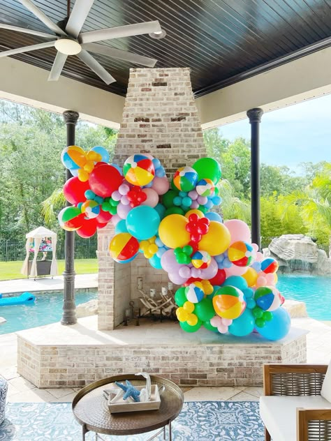 Balloon Garland For Pool Party, Balloon Garland Pool Party, Balloon Garland With Beach Balls, Backyard Beach Party Decoration, Popsicle Balloon Garland, Poolside Balloon Decor, Beach Party Balloons, Beach Ball Balloon Garland, Pool Party Balloon Garland