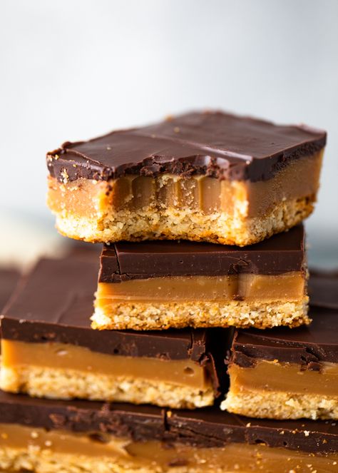 Keto Caramel Slice (Millionaire's Shortbread) | Gimme Delicious Millionaire Shortbread Recipe, Keto Caramel, Apple Slice Recipe, Millionaire's Shortbread, Gimme Delicious, Raw Dessert Recipes, Layered Dessert, Ketogenic Desserts, Chocolate Slice