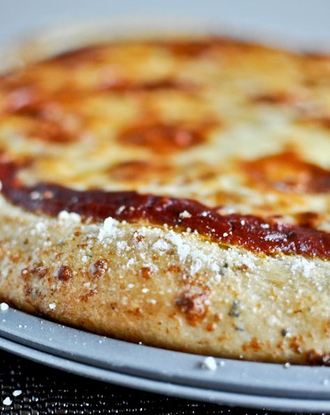 garlic bread pizza crust. drool. Pizza Lasagna, Garlic Bread Pizza, Garlic Pizza, Pizza Crust Recipe, Bread Pizza, Pizza Recipes Dough, Crust Recipe, Pizza Bread, Good Pizza