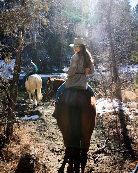 Horseback Riding Colorado, Ranch In Colorado, Horseback Riding Outfit Winter, Heartland Aesthetic, Mountain Cowgirl, Horseback Riding Aesthetic, Ranch Aesthetic, 23 Bday, Mechanics Aesthetic