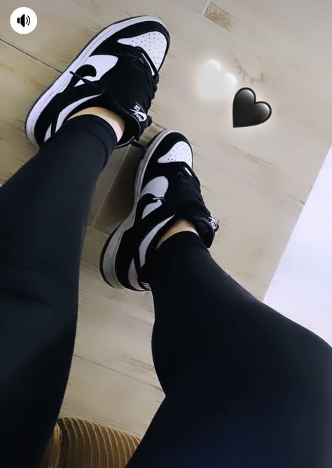 Tennis Nike, Pretty Sneakers, Nike Fashion Shoes, Pretty Shoes Sneakers, Shoes Outfit Fashion, Tenis Nike, Outwear Coat, Cute Nike Shoes, Fur Fabric