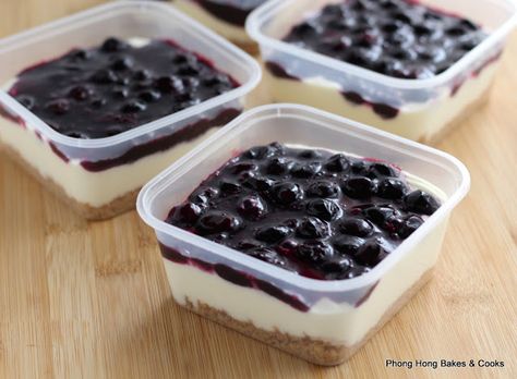 https://phonghongbakes.blogspot.com/2018/12/mini-blueberry-cheesecake-in-tubs.html Cheesecake Blueberry, No Bake Blueberry Cheesecake, Mini Cheesecake Recipes, Blueberry Topping, Cheesecake Cups, Nutella Cheesecake, Berry Cheesecake, Dessert Packaging, Dessert Boxes