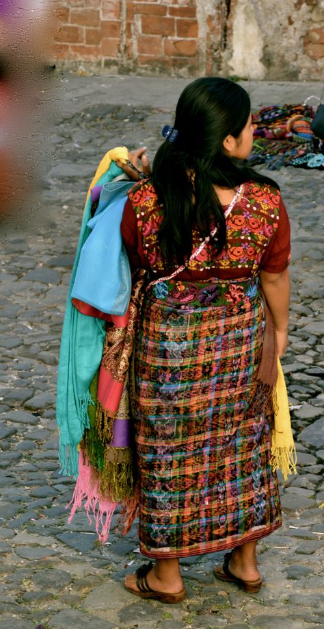 Amazing colours, Native Guatemalan dress Guatemalan Dresses, Guatemala Vacation, Guatemalan Clothing, Garden Rock Border, Guatemalan Textiles, Poster Project, Ageless Beauty, American Beauty, People Photography