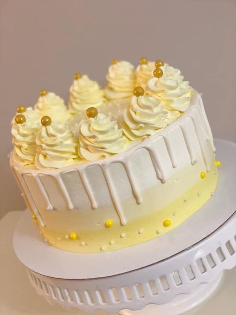 Simple Lemon Cake Decorating, Lemon Cake Designs Birthday, Yellow Cake Designs Birthday, Yellow Cake Design Simple, Lemon Yellow Cake Design, Yellow Colour Cake Designs, Light Yellow Cake Design, Simple Cake Designs, Android Wallpaper Flowers