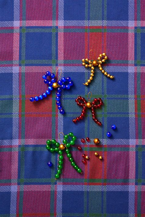 beaded bow ornaments Diy Bead Bow Ornaments, Bead Bow Ornament, Beaded Bow Ornament, Diy Bead Ornaments, Diy Beaded Christmas Ornaments, Bead Christmas Ornaments Diy, Pony Bead Ornaments, Easy Homemade Christmas Ornaments, Plastic Bead Crafts