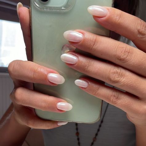 Tendenze unghie inverno 2023 ❄️ i colori e le nail art più glamour Irridescent Nails, White Chrome Nails, Sheer Nails, Fancy Friday, Semi Permanente, Mirror Nails, White French Tip, Cute Nails For Fall, Casual Nails