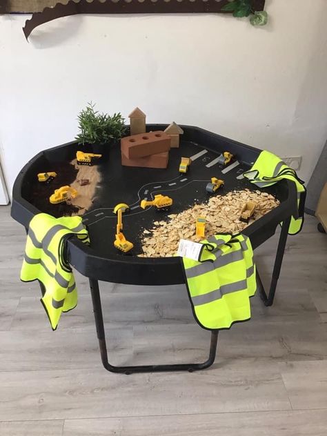 Construction Area Activities Eyfs, Water Tray Ideas Eyfs, Yellow Penguin, Montessori Baby Activities, Tuff Tray Ideas Toddlers, Preschool Garden, Tuff Spot, Diy Preschool, Easter Hair Bows