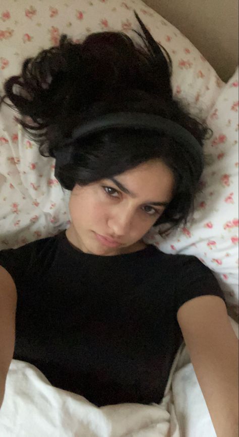 Photos In Bed Selfie, Selfie Poses Female, Sleeping Selfie Poses, Selfie In Bed Aesthetic, Bed Selfies Instagram Pictures, Bed Instagram Stories, Selfie In Bed Ideas, Lying Down Selfie, Bedroom Selfie Ideas