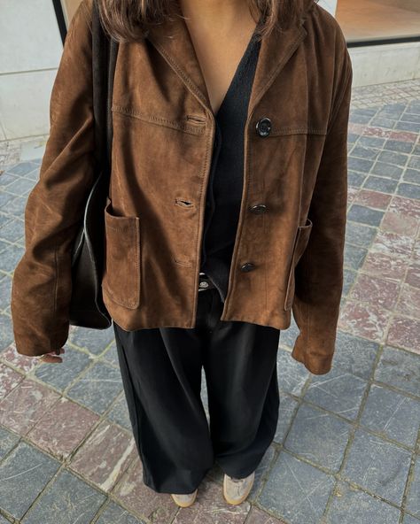 Suede details 🤎 Brown Suede Jacket Outfit, Suede Jacket Outfit, Rome Outfits, Suede Outfit, Style Basics, Winter Inspo, Brown Suede Jacket, Winter Vibes, Cute Comfy Outfits