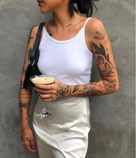 Traditional Tattoo Arm, Tattoed Women, Jesus Love, Aesthetic Tattoo, Simplistic Tattoos, Sleeve Tattoo, Minimal Tattoo, Piercing Tattoo, Mini Tattoos