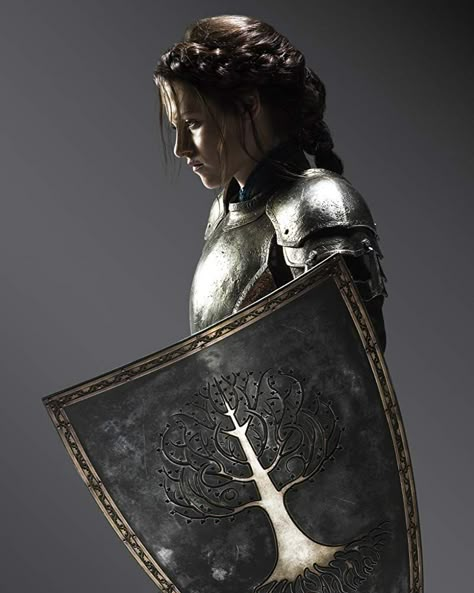 Kristen Stewart in Snow White and the Huntsman (2012) Snow White Huntsman, Snowwhite And The Huntsman, Colleen Atwood, The Huntsman, Female Armor, Movie Guide, Summer Movie, Female Knight, Arya Stark